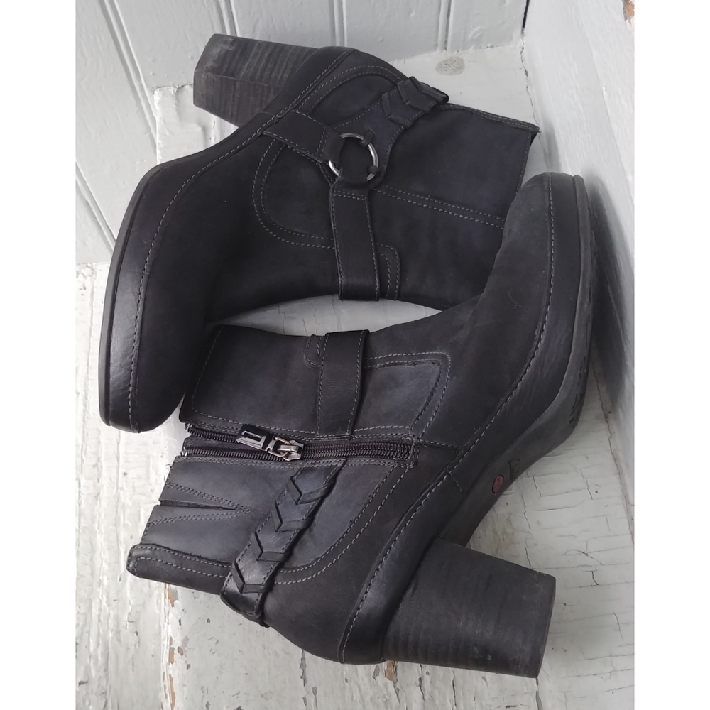Vintage Clarks black leather strap heel & hardware boot booties shoes Womens 9